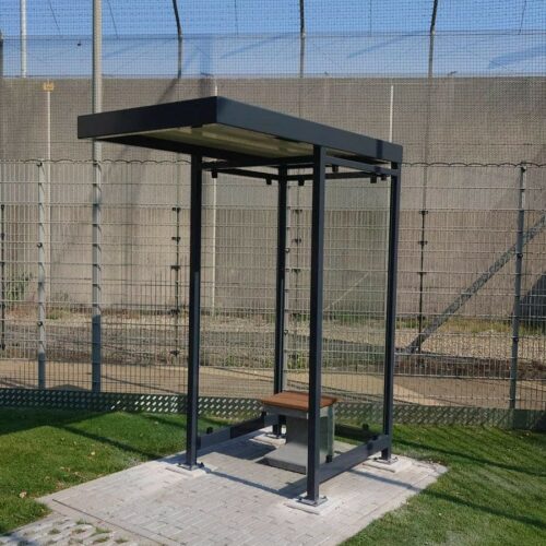 Rookabri model Palermo 53 Uitgevoerd 1.8 x 1.8 m met slagvast polycarbonaat omdat deze in de PI staat. Van klein model tot grote uitvoering – de Palermo rookoverkapping is leverbaar in diverse maten en afmetingen.